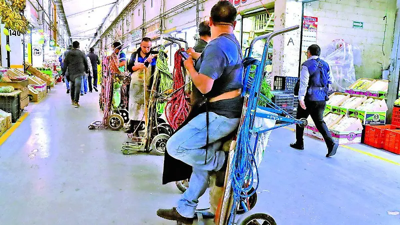 Diableros de la Central de Abasto, labor difícil, pero de larga tradición FOTOS